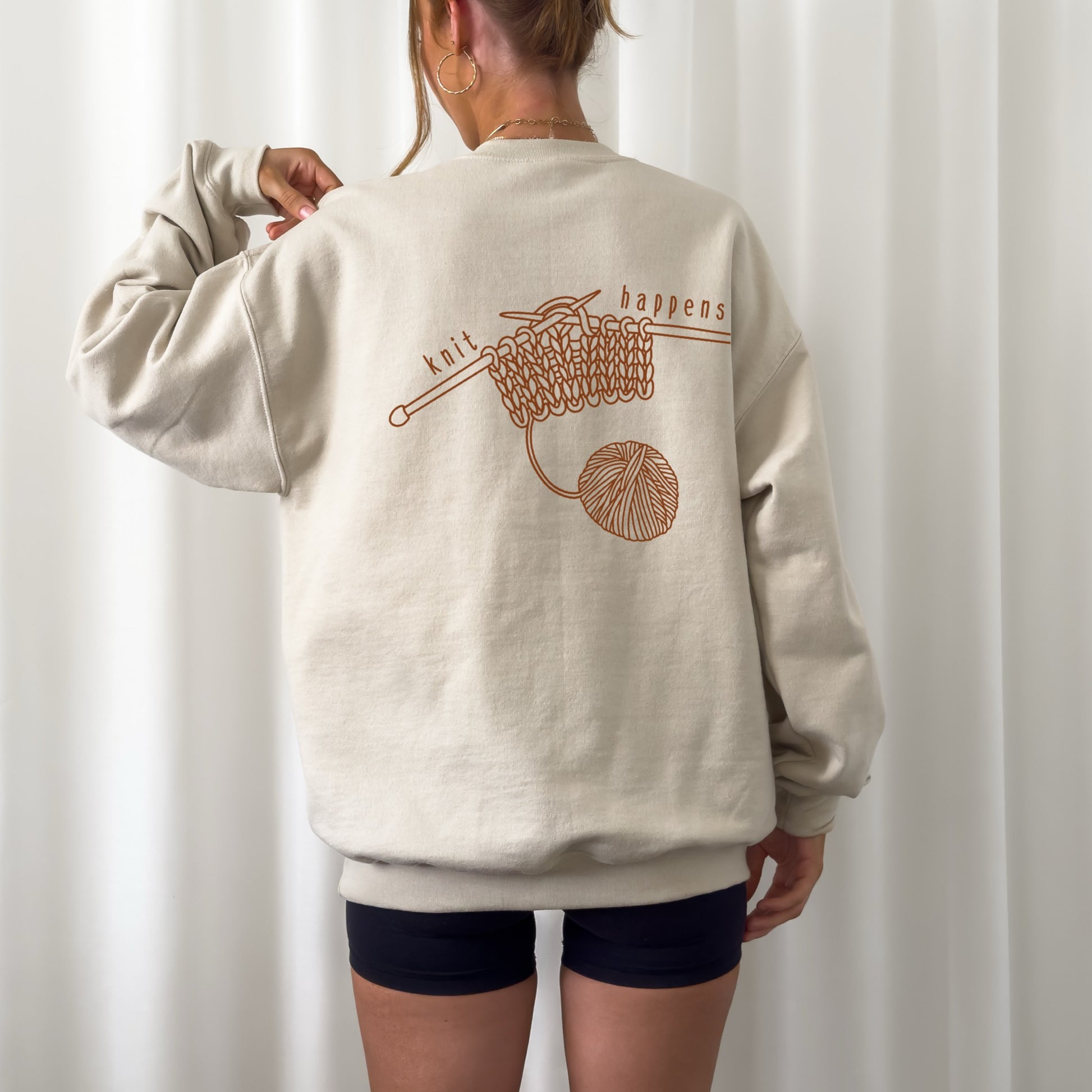 Plotterdatei Knit Happens – Line Art Design mit Wollknäuel, Strickstück und Stricknadeln. Lustiges DIY-Motiv für Strickfans, perfekt für Shirts, Hoodies und Taschen.“