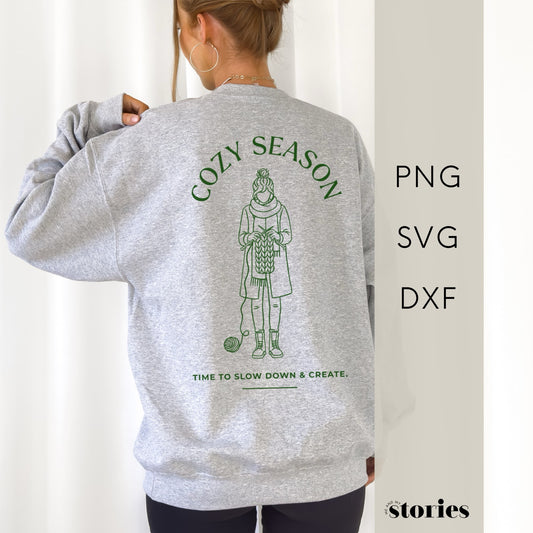 Plotterdatei „Cozy Season“ – Line Art Illustration einer Frau beim Stricken mit Wolle & Stricknadeln. Statement Motiv für DIY Shirts & Hoodies.