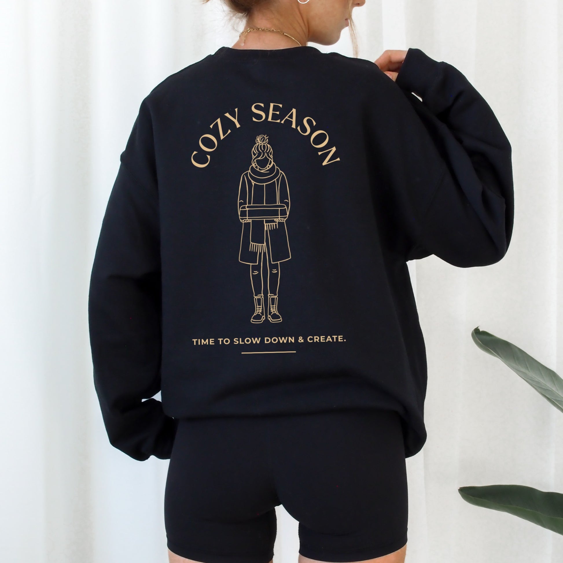 Plotterdatei Cozy Season – Line Art Illustration einer Frau mit Plotter. Minimalistisches DIY Statement Design für Shirts, Hoodies & kreative Geschenkideen.