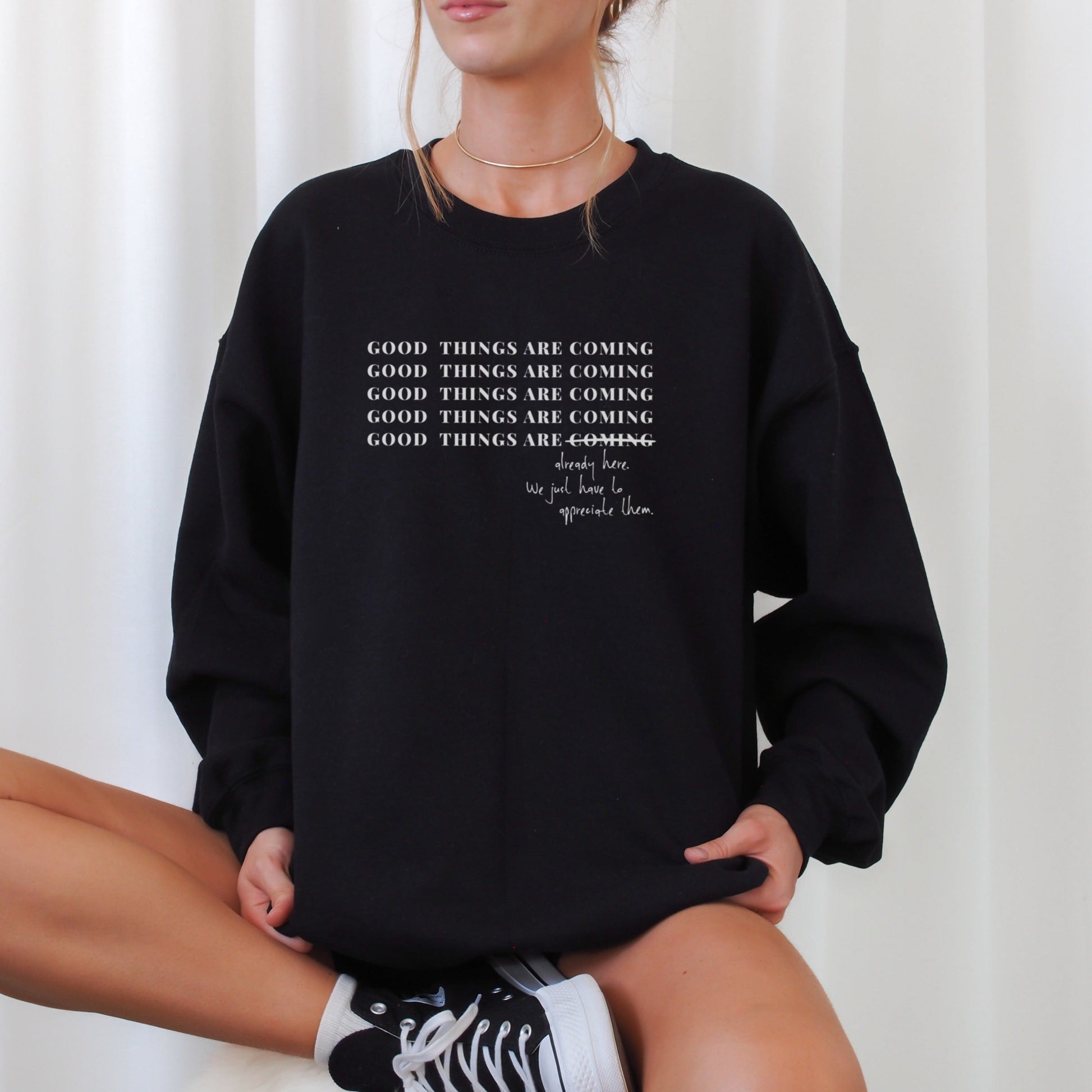 Digitale Plotterdatei mit dem Spruch „Good things are coming“ (durchgestrichen) und dem Zusatz „are already here...“ – achtsames Design für Shirts, Taschen & mehr.