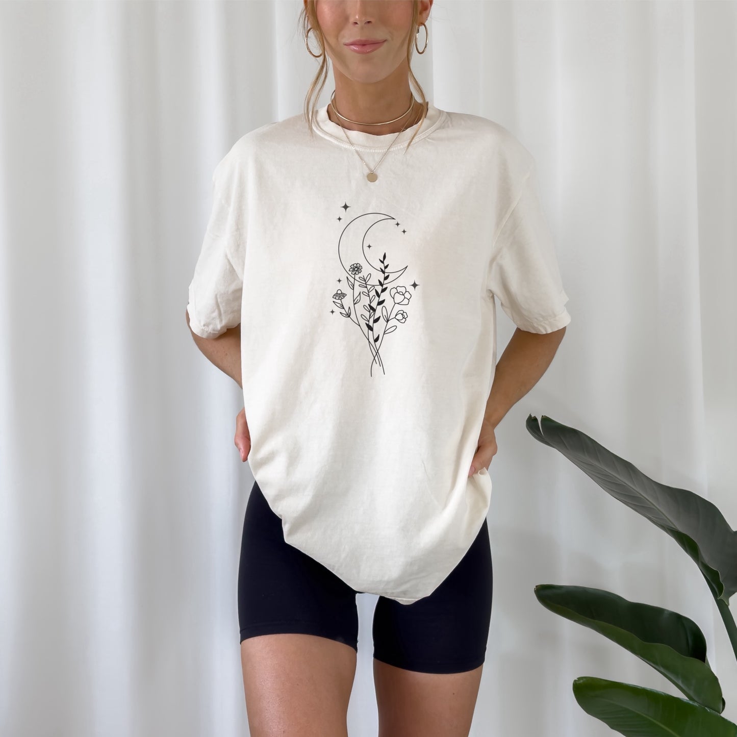 Set aus 3 handgezeichneten Mond-Line Art Designs: Berglandschaft mit Sonne und Mond, Mondsichel mit Mandala und Wildblumenstrauß vor einem Sichelmond.