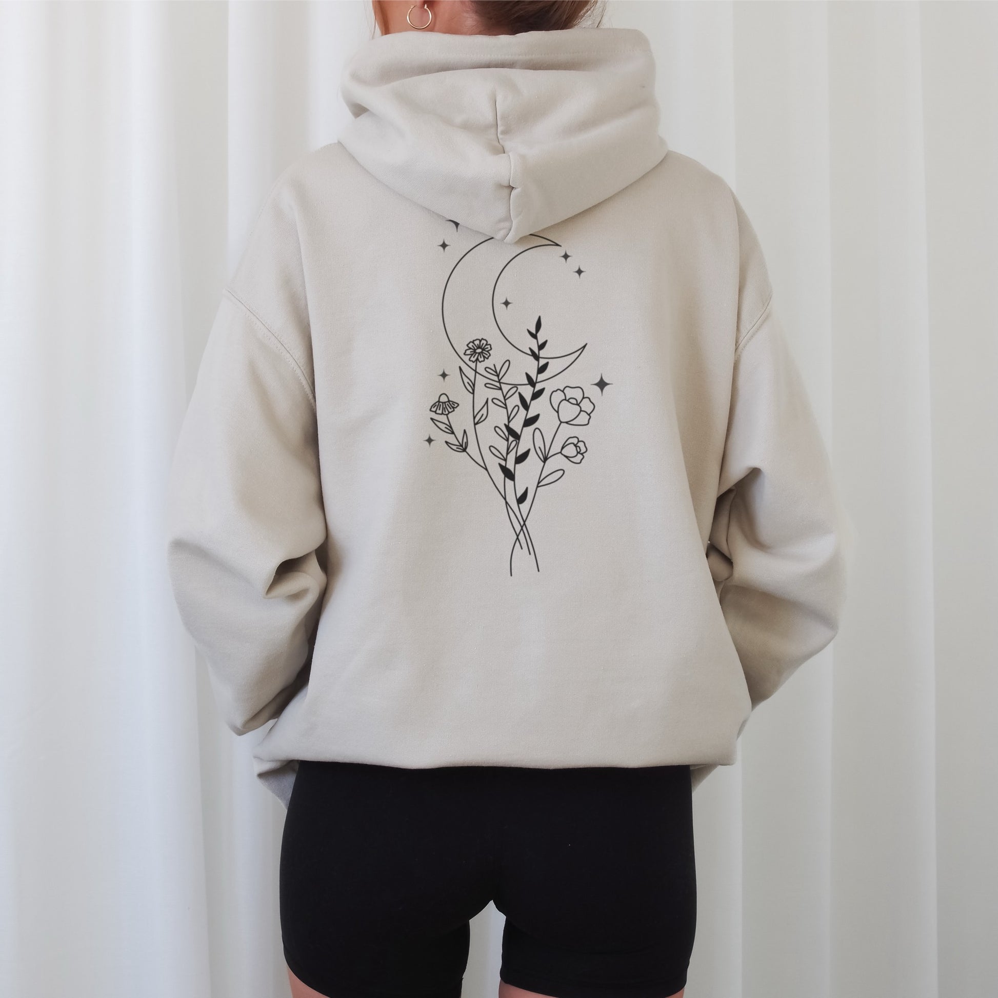 Set aus 3 handgezeichneten Mond-Line Art Designs: Berglandschaft mit Sonne und Mond, Mondsichel mit Mandala und Wildblumenstrauß vor einem Sichelmond.
