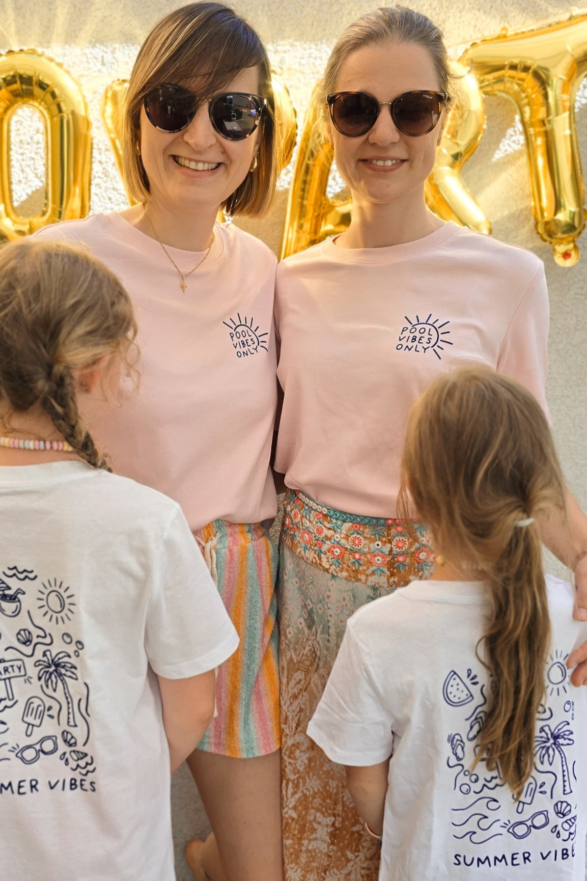 Das Statement-Set bringt Sommerlaune auf jedes Shirt – ob als Rückenprint für die Kids oder als Frontprint für die Großen. Anett und ihre Freundin zeigen: Kreativität verbindet – und sieht im Doppelpack einfach großartig aus! 