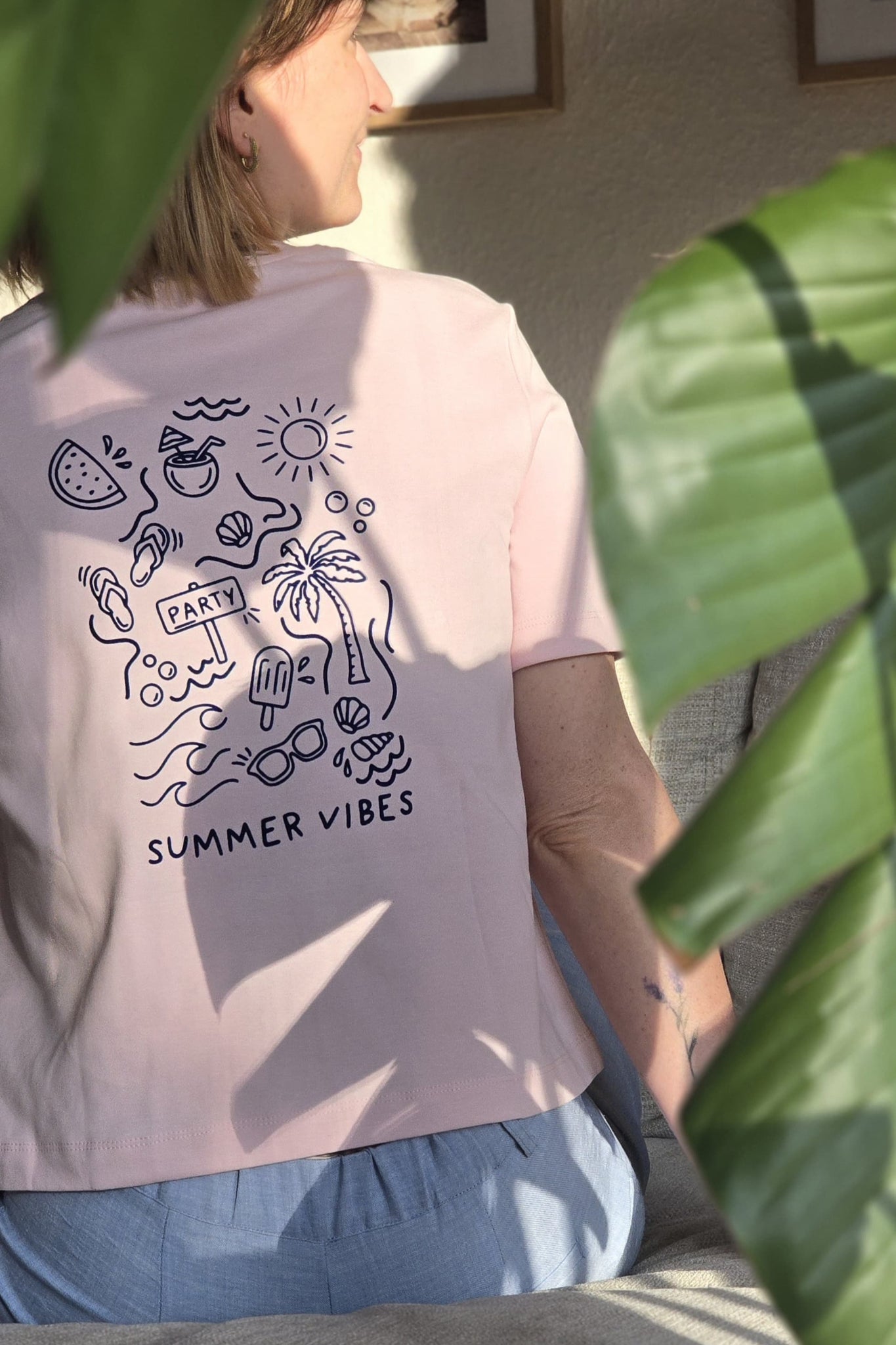 Der Rückenprint kombiniert moderne Line Art mit fröhlichen Sommer-Icons – Palme, Flip Flops, Melone & Co. treffen auf den handgezeichneten Schriftzug summer vibes. Ein stylischer Hingucker für alle, die den Sommer lieben und ihre Shirts gerne selbst veredeln.