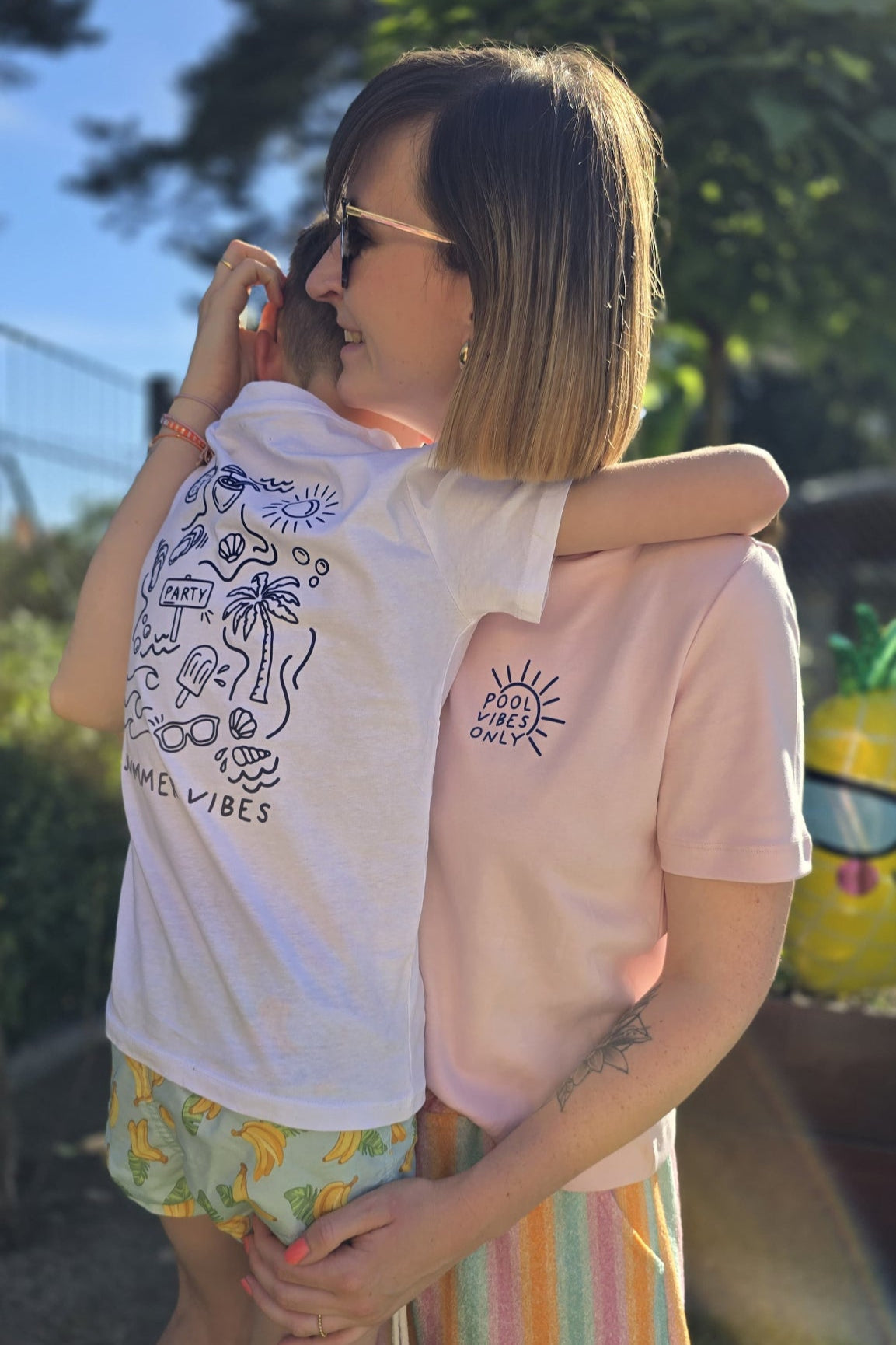 Anett und ihr Sohn zeigen, wie vielseitig das Statement-Set ist – mit einem großen Rückenprint für den kleinen Geburtstags-Star und einem schlichten Frontdesign für Mama. Sommerliche Shirts, die verbinden!