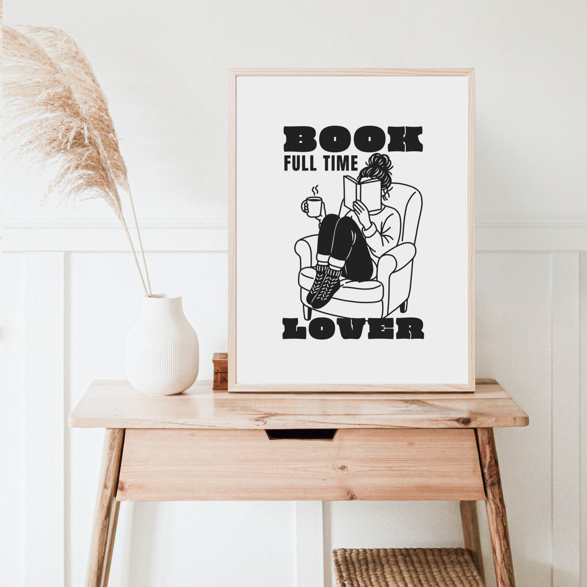 Plotterdatei Book Lover – Frau mit Buch und Tasse in Line Art Illustration, moderner Retro-Schriftzug für Sweater & DIY-Projekte.