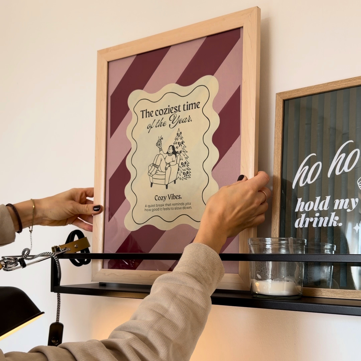 Bilderrahmen mit Streifen Hintergrund und dem Designs "The coziest time of the year"