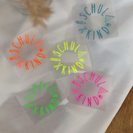 Handgemachtes Bügelbild „Schulkind“ mit bunten Schulutensilien wie Geodreieck, Stift und Radiergummi – ideal für den Schulstart.