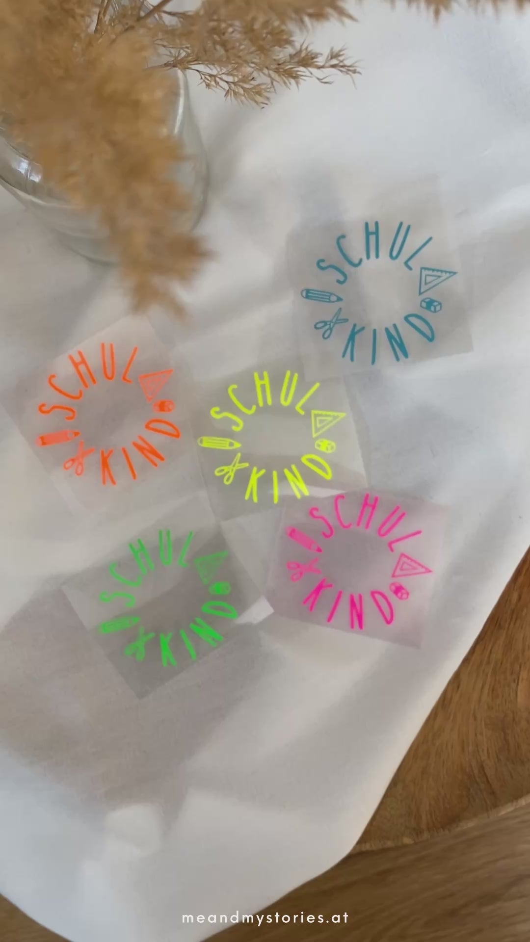 Handgemachtes Bügelbild „Schulkind“ mit bunten Schulutensilien wie Geodreieck, Stift und Radiergummi – ideal für den Schulstart.