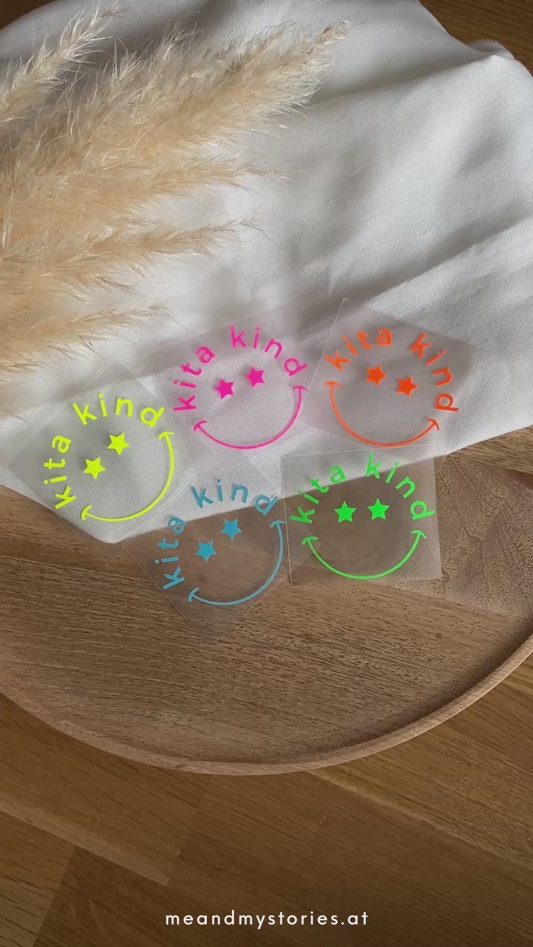 Bügelbild „Kita Kind“ – Smiley mit Sternaugen im Kreis für den ersten Kindergartenstart. Perfekt für T-Shirts, Taschen und Kindergartenartikel.