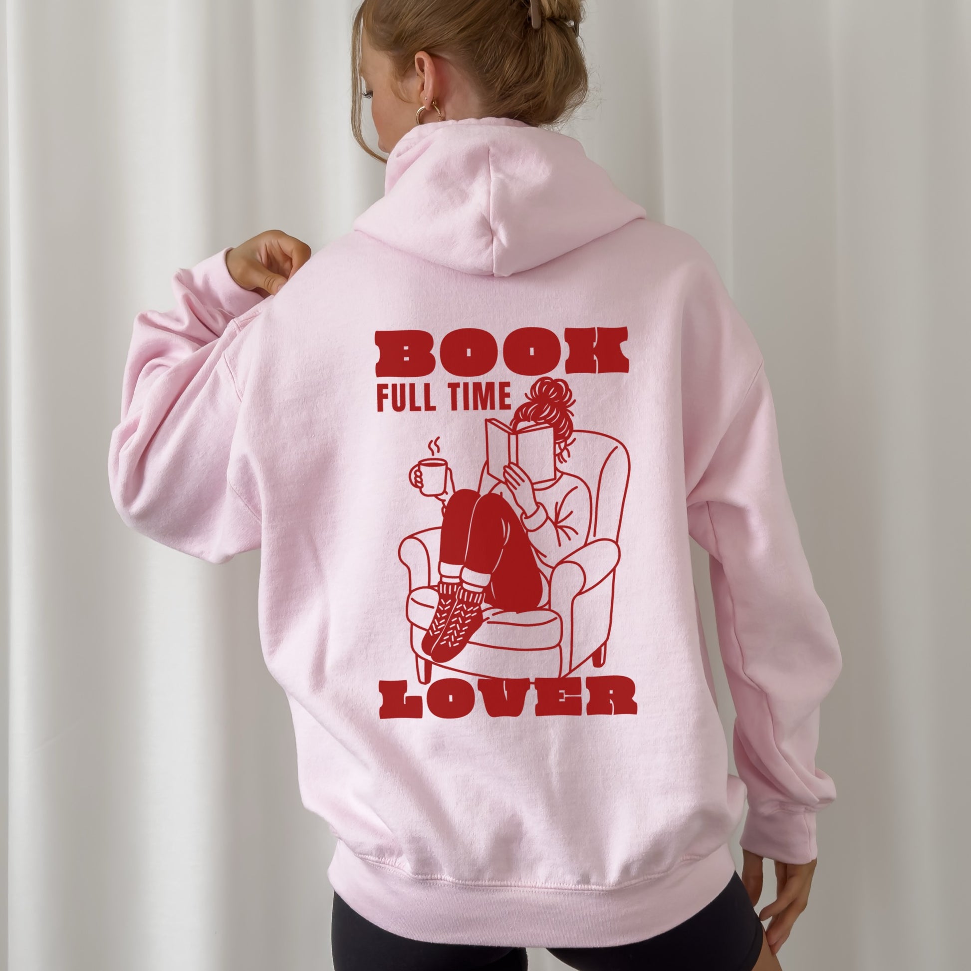 Plotterdatei Book Lover – Frau mit Buch und Tasse in Line Art Illustration, moderner Retro-Schriftzug für Sweater & DIY-Projekte.