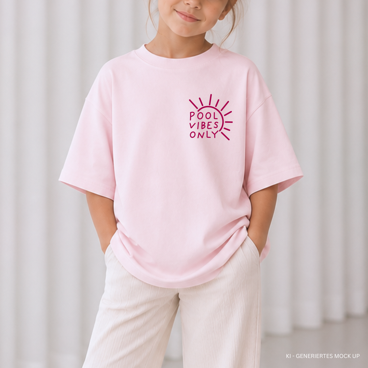 Digitale Plotterdatei „Summer Vibes“ – Ein Design mit fröhlichen Symbolen wie Palme, Flip-Flops und Wassermelone, kombiniert mit den Schriftzügen „Pool Vibes Only“ und „Good Vibes Only“. Ideal für Familien- und Partner-Outfits.