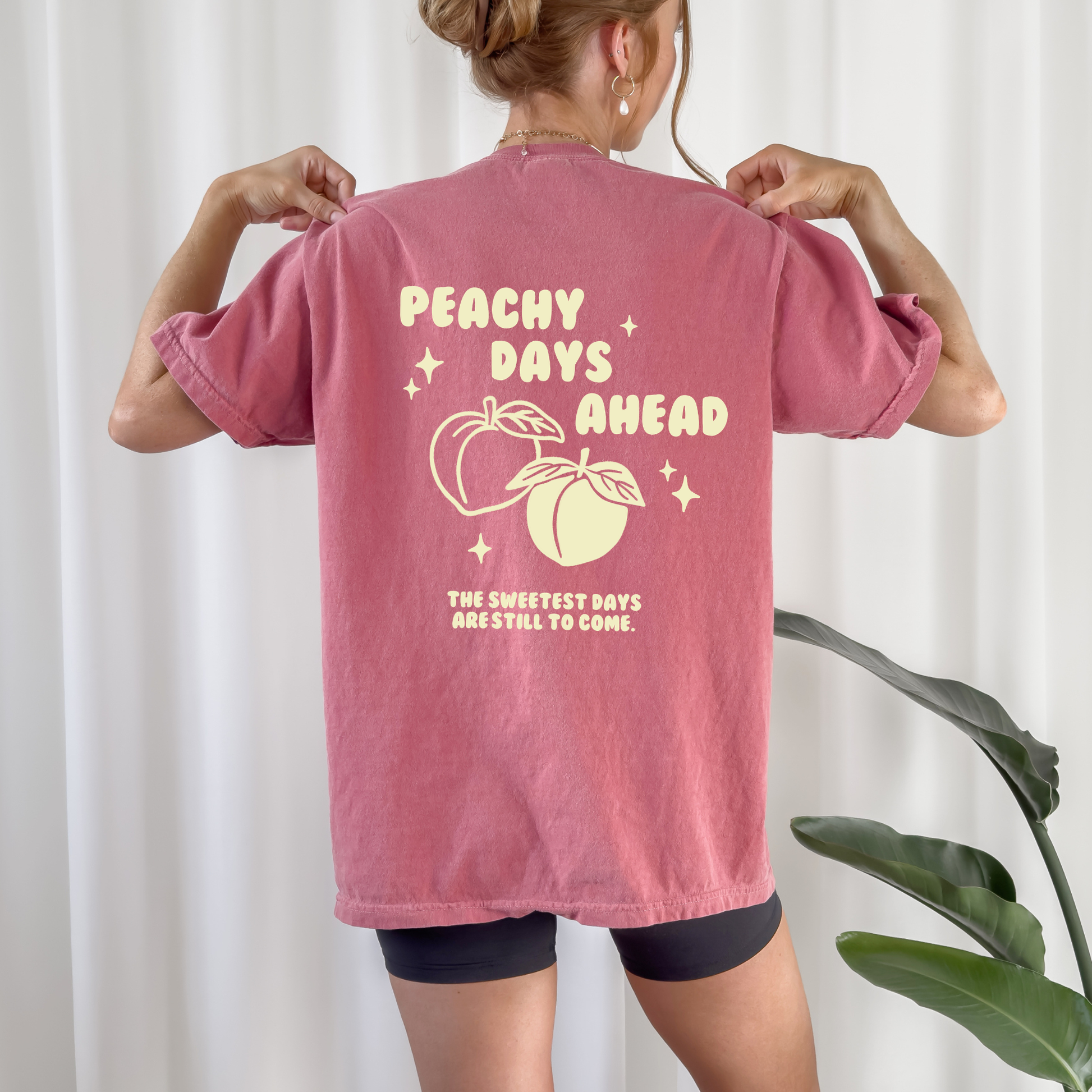 Plotterdatei „Peachy Days“ mit Pfirsichen, Retro-Schriftzug, Sternen und sommerlichem Statement als Backprint, SVG DXF PNG