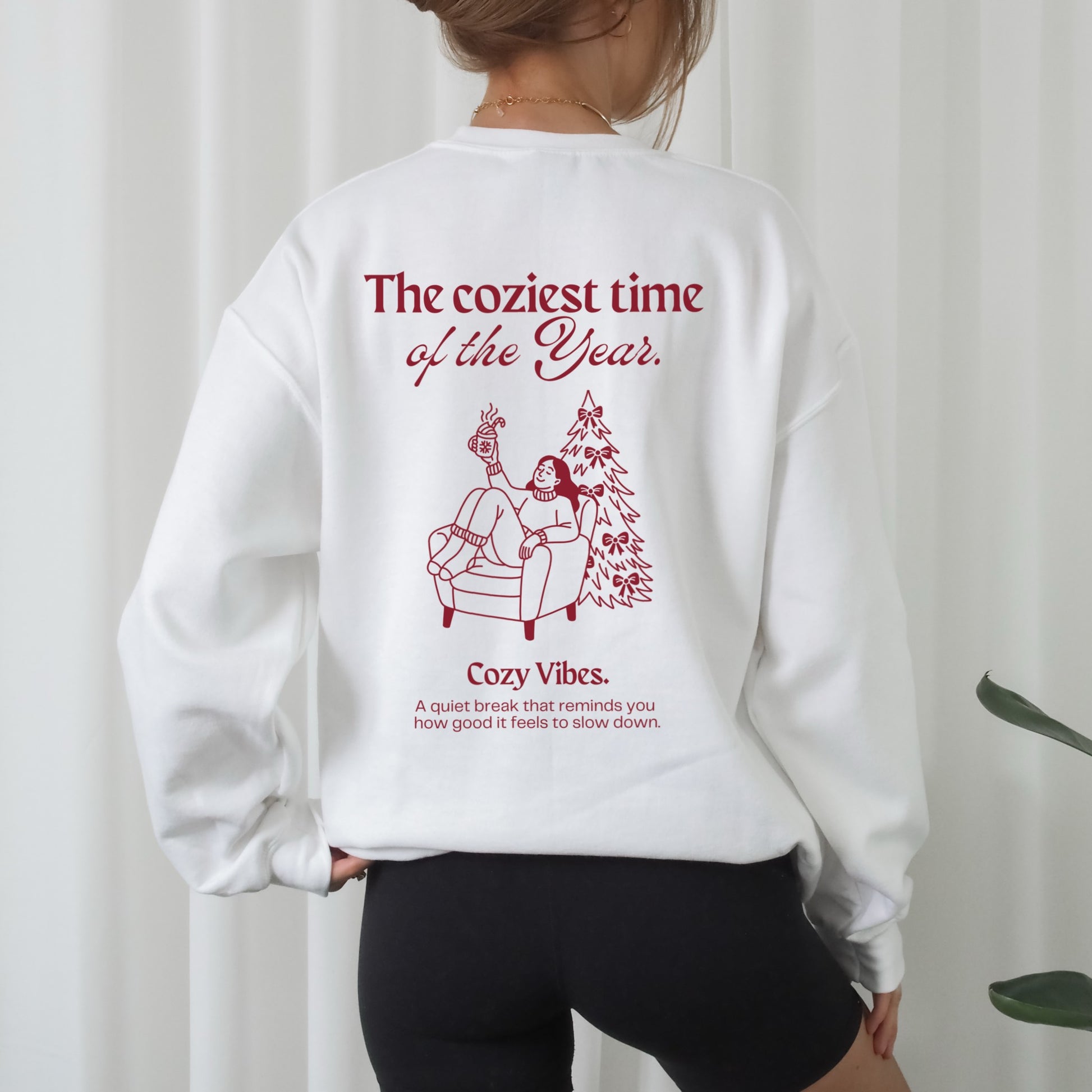 Weihnachtliche Plotterdatei The coziest time of the Year – Line Art Frau im Sessel mit Tanne und Tasse. Perfekt für Christmas Sweater & winterliche DIY-Projekte.