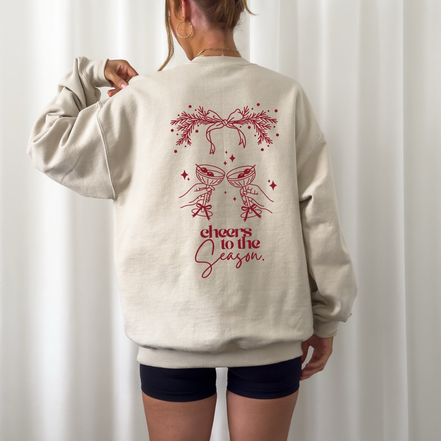 Zweiteilige Plotterdatei Weihnachten – Cheers to the Season, festliches Design mit Gläsern, Schleife & Zweigen für Christmas Sweater & DIY-Projekte.“