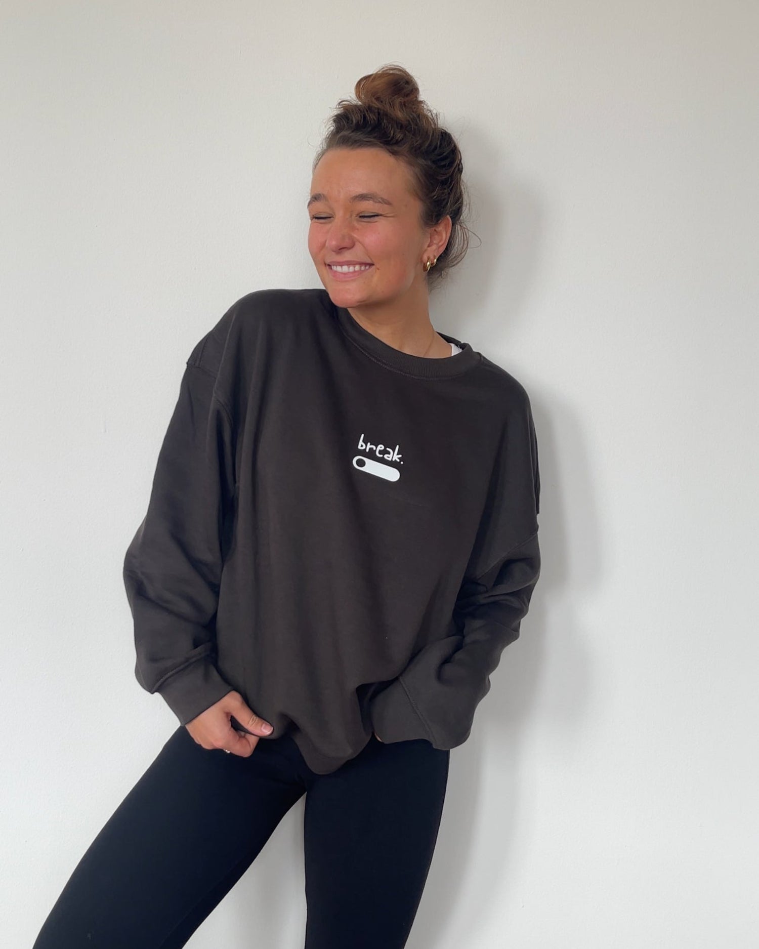 Plotterdatei „Break“ mit dem Spruch „what is your time out?“ und vielen kleinen Symbolen für verschiedene Hobbys wie Stricken, Nähen, Backen, Radfahren, Kochen und Laufen. Minimalistisches Line-Art-Design, entstanden in Kooperation mit Sandrina von @sunnio.sewingstorys. Ideal für Shirts, Taschen und kreative DIY-Projekte.