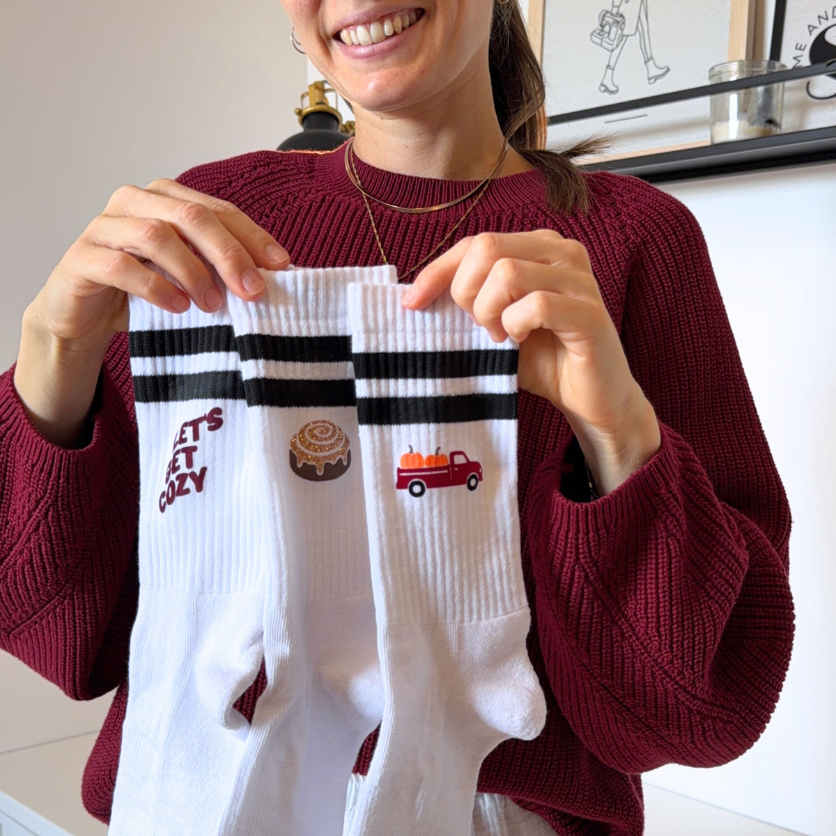 Herbst Socken Plotterdatei SVG mit 30 kleinen Cozy und Halloween Motiven wie Kürbis, Fuchs, Pilze, Blätter, Kaffee und herbstlichen Sprüchen