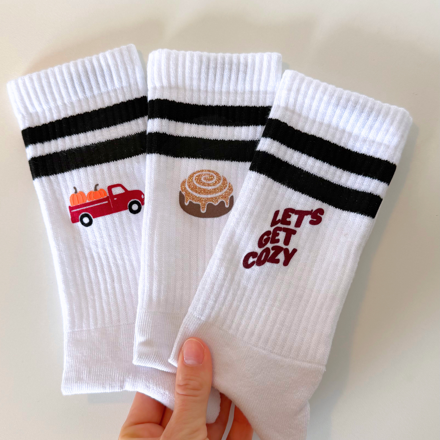 Herbst Socken Plotterdatei SVG mit 30 kleinen Cozy und Halloween Motiven wie Kürbis, Fuchs, Pilze, Blätter, Kaffee und herbstlichen Sprüchen
