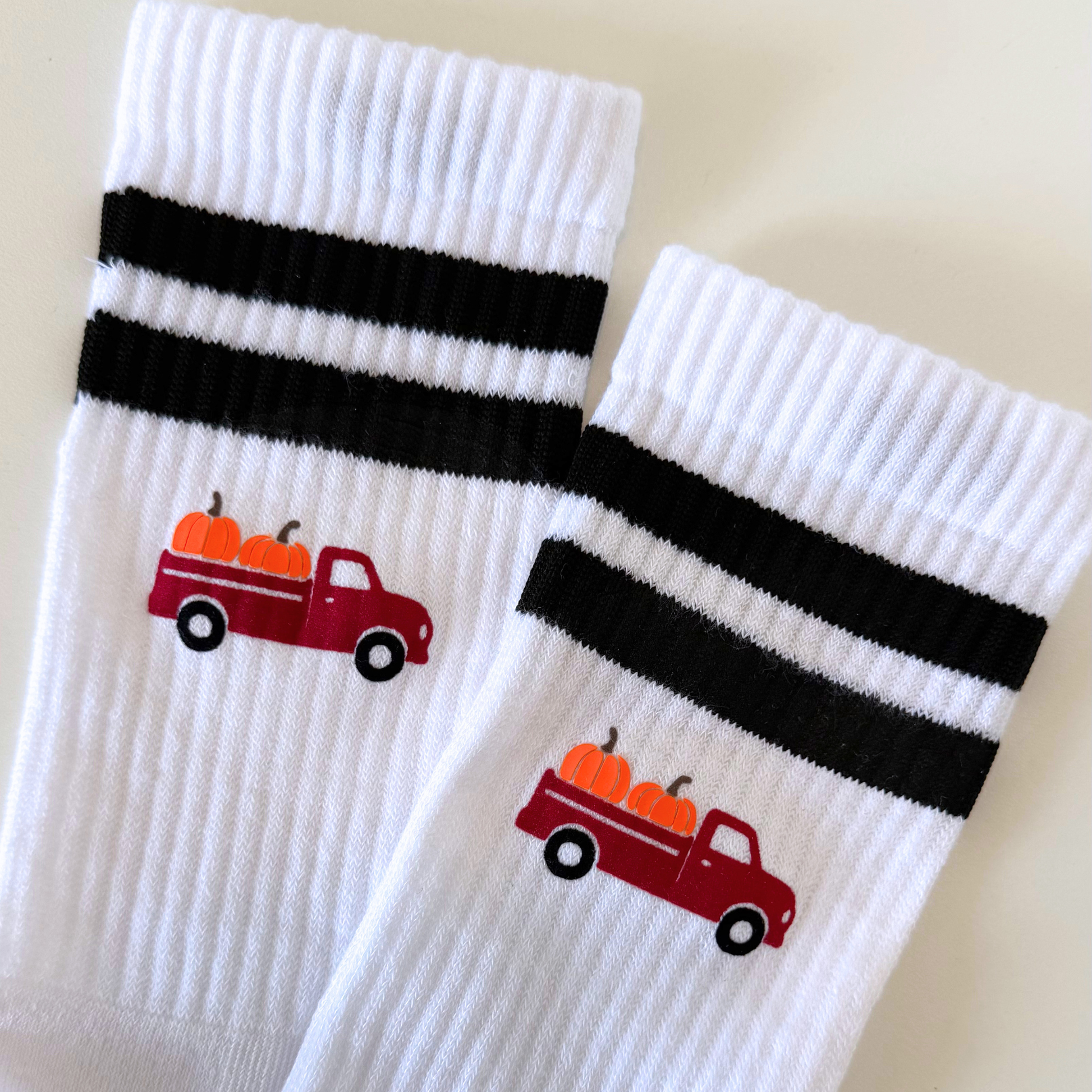 Herbst Socken Plotterdatei SVG mit 30 kleinen Cozy und Halloween Motiven wie Kürbis, Fuchs, Pilze, Blätter, Kaffee und herbstlichen Sprüchen