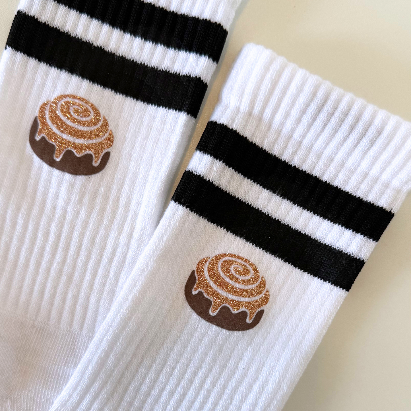 Herbst Socken Plotterdatei SVG mit 30 kleinen Cozy und Halloween Motiven wie Kürbis, Fuchs, Pilze, Blätter, Kaffee und herbstlichen Sprüchen