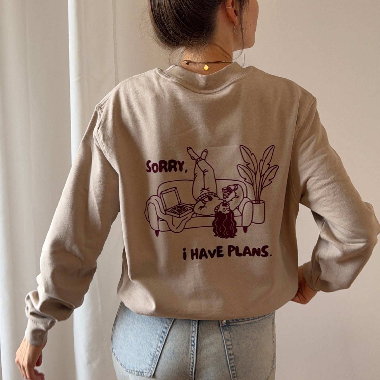 beiger Pulli mit Print "sorry, i have plans". Perfekt für cozy Abende zuhause