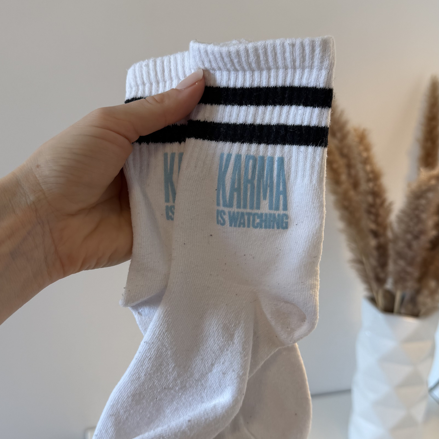 Set aus 23 kleinen Socken Sprüchen als Plotterdatei, minimalistische schwarze Schriftzüge für DIY Statement Socken, geeignet zum klein Plotten (3–4 cm), inkl. SVG DXF PNG Dateien für Cricut und Silhouette, dargestellt auf weißer Socke