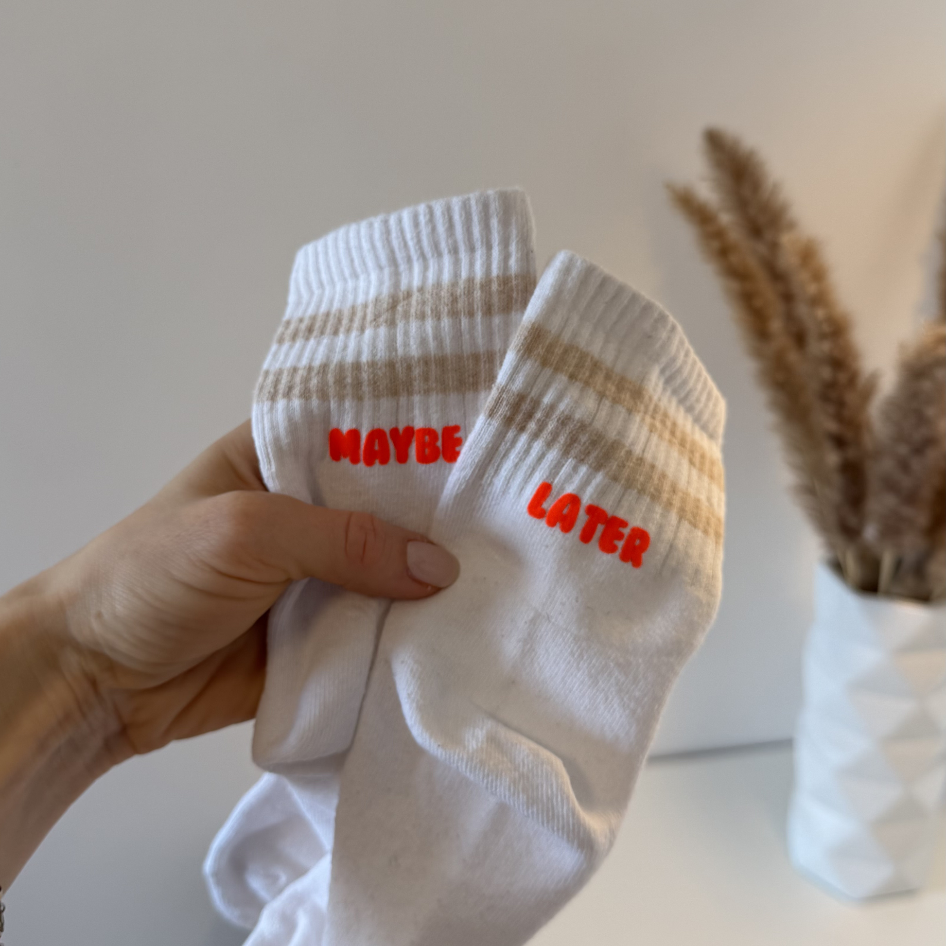 Set aus 23 kleinen Socken Sprüchen als Plotterdatei, minimalistische schwarze Schriftzüge für DIY Statement Socken, geeignet zum klein Plotten (3–4 cm), inkl. SVG DXF PNG Dateien für Cricut und Silhouette, dargestellt auf weißer Socke