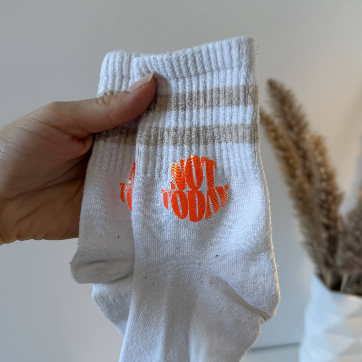 Set aus 23 kleinen Socken Sprüchen als Plotterdatei, minimalistische schwarze Schriftzüge für DIY Statement Socken, geeignet zum klein Plotten (3–4 cm), inkl. SVG DXF PNG Dateien für Cricut und Silhouette, dargestellt auf weißer Socke