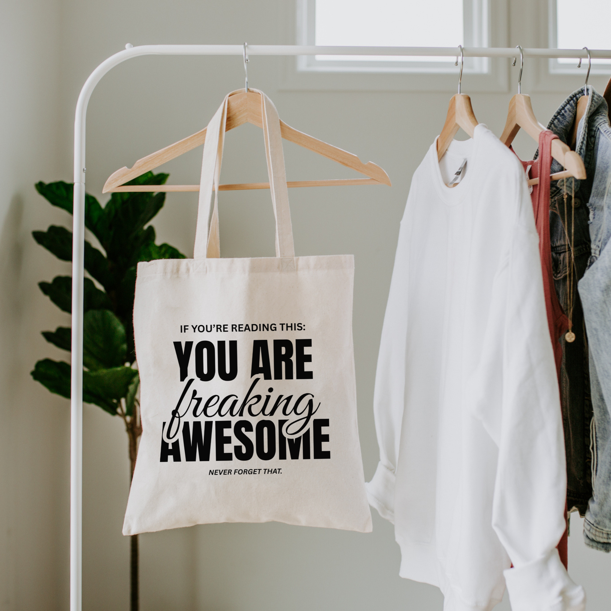 Freaking Awesome Plotterdatei SVG als pinker Backprint mit positivem Statement You Are Freaking Awesome auf weißem Shirt