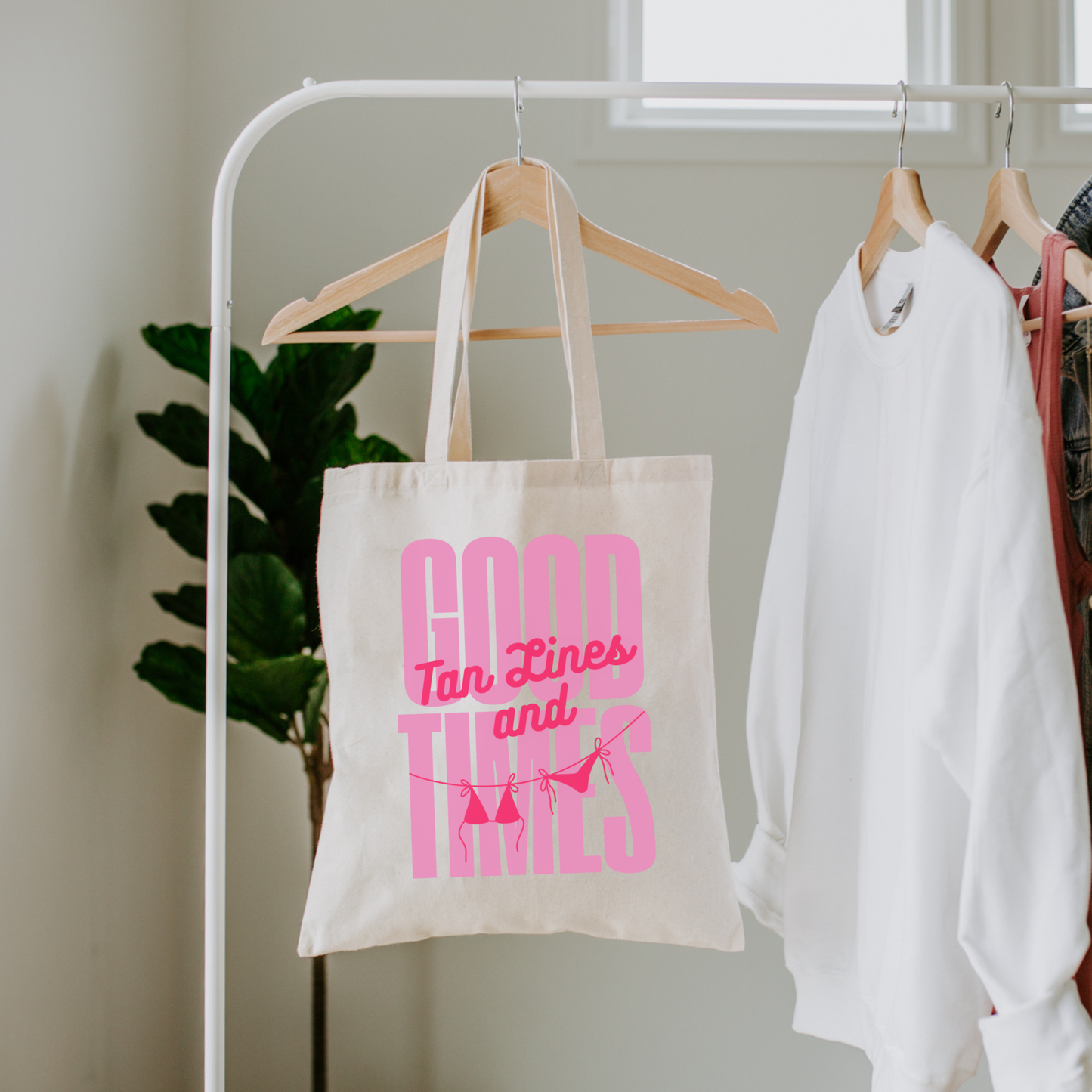 Plotterdatei „Tan Lines & Good Times“ mit sommerlichem Schriftzug und Bikini Line Art Motiv, Beach Vibes Design, SVG DXF PNG