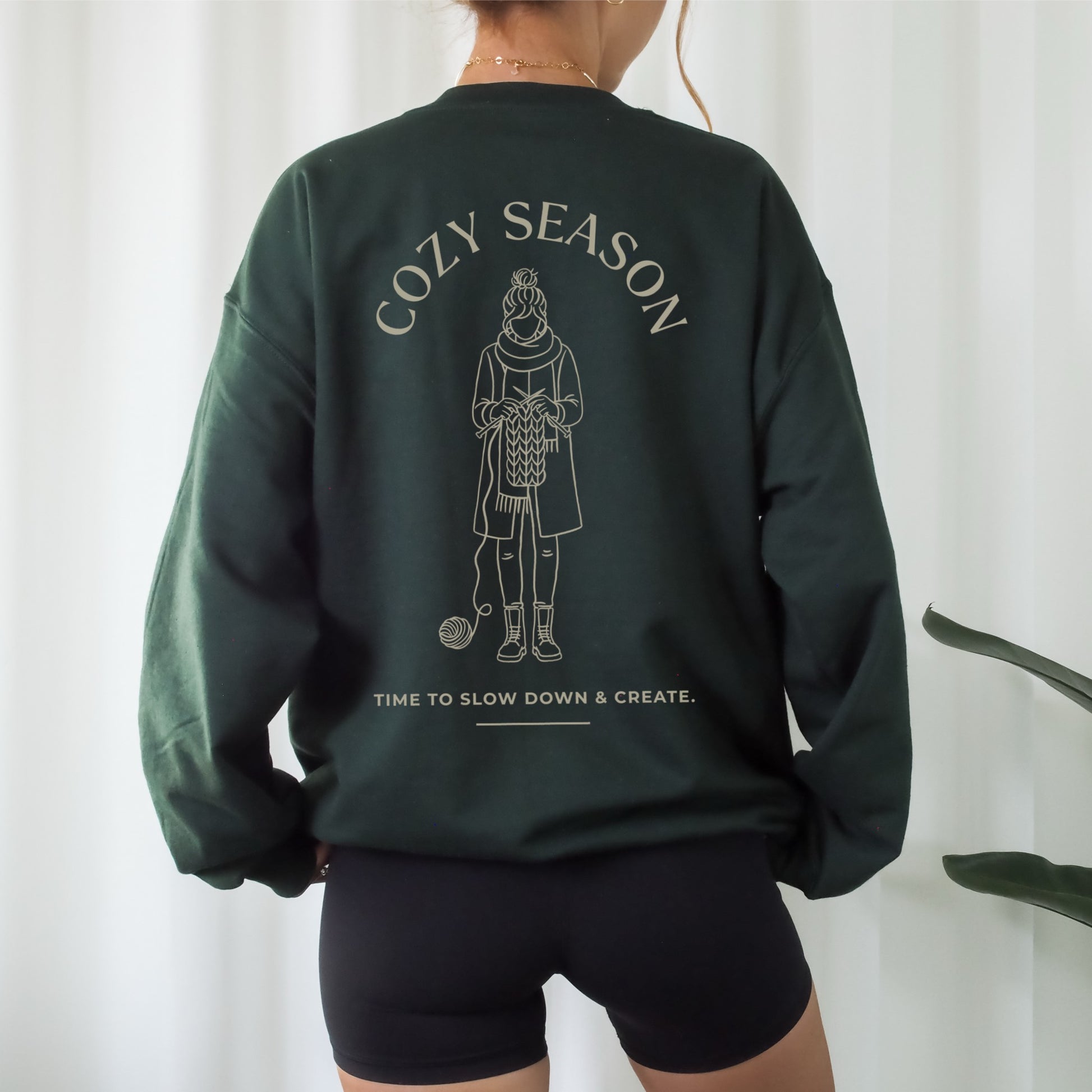 Plotterdatei „Cozy Season“ – Line Art Illustration einer Frau beim Stricken mit Wolle & Stricknadeln. Statement Motiv für DIY Shirts & Hoodies.