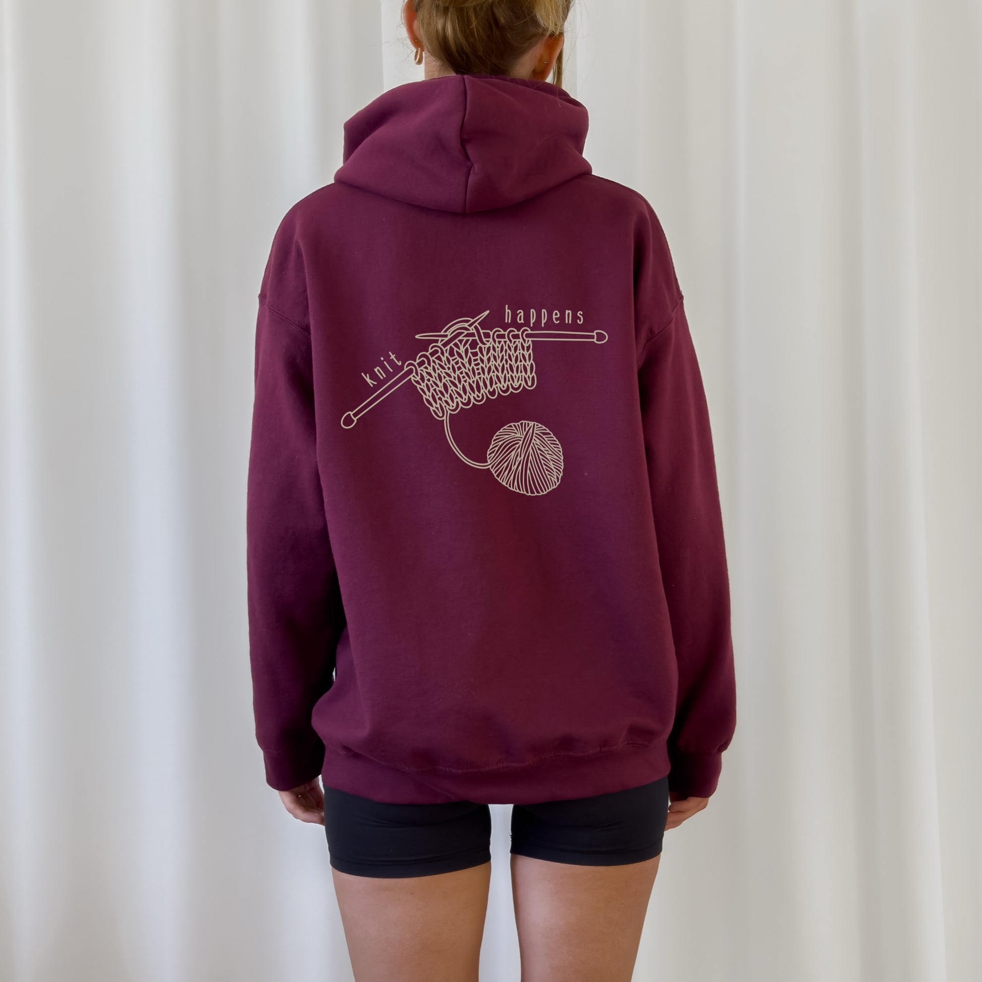 Plotterdatei Knit Happens – Line Art Design mit Wollknäuel, Strickstück und Stricknadeln. Lustiges DIY-Motiv für Strickfans, perfekt für Shirts, Hoodies und Taschen.“