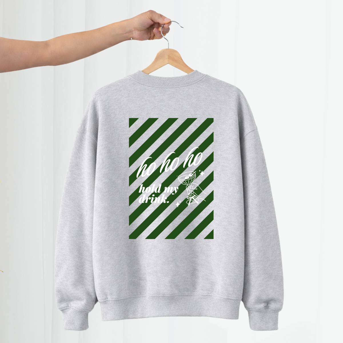 Christmas Mix & Match Bundle mit 5 weihnachtlichen Plotterdateien, 7 kombinierbaren Streifen- und Hintergrunddesigns sowie 4 passenden Weihnachtsmotiven für Sweater, Stoffbeutel und DIY-Weihnachtsdeko.