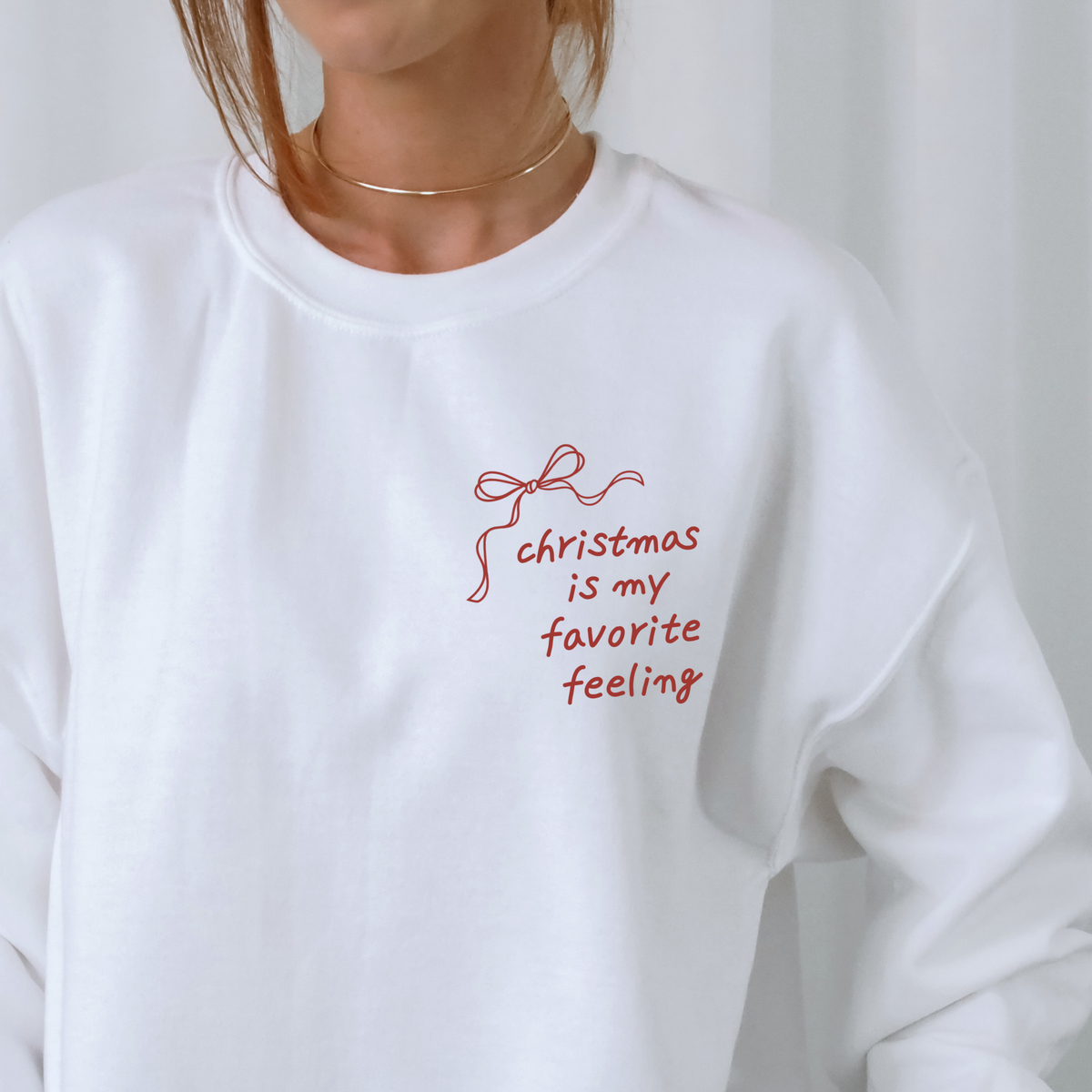 Christmas Is My Favorite Feeling SVG Plotterdatei mit Schleife auf kariertem Stoff im Stickrahmen als selbstgemachte Weihnachtsdeko.