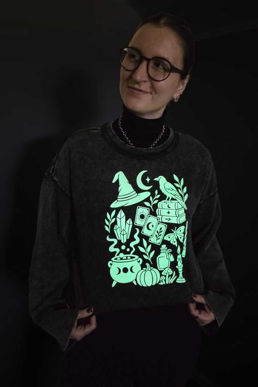 Anett mit dem Print Witchy and Magical aus Lumen Folie die im dunklen leuchtet