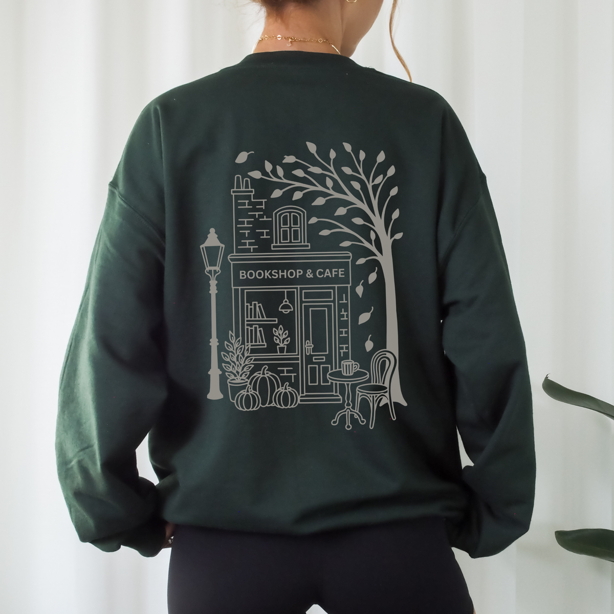Cozy Bookshop Corner Plotterdatei mit herbstlicher Buchhandlung, Café, Kürbissen und Baum – SVG, DXF und PNG