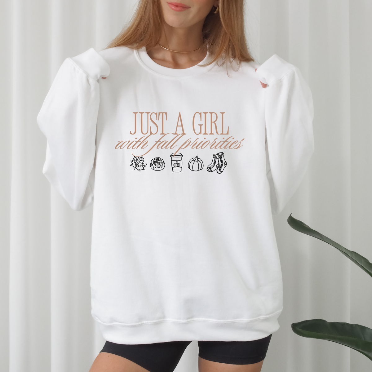 Plotterdatei Just a Girl with Fall Priorities mit Herbstsymbolen wie Kürbis, Pumpkin Spice Getränk, Zimtschnecke, Blatt und cozy Socken