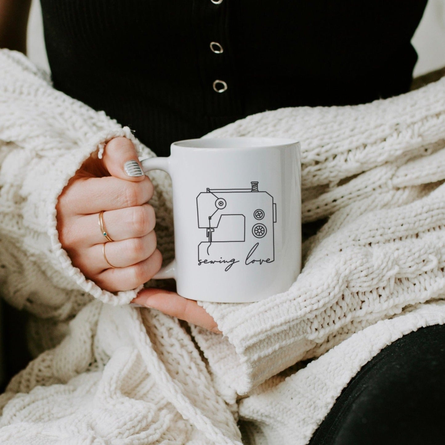 Plotterdatei „Sewing Love“ – minimalistische Line Art Nähmaschine mit Schriftzug. DIY Design für Näher, perfekt für Shirts, Hoodies & Taschen.