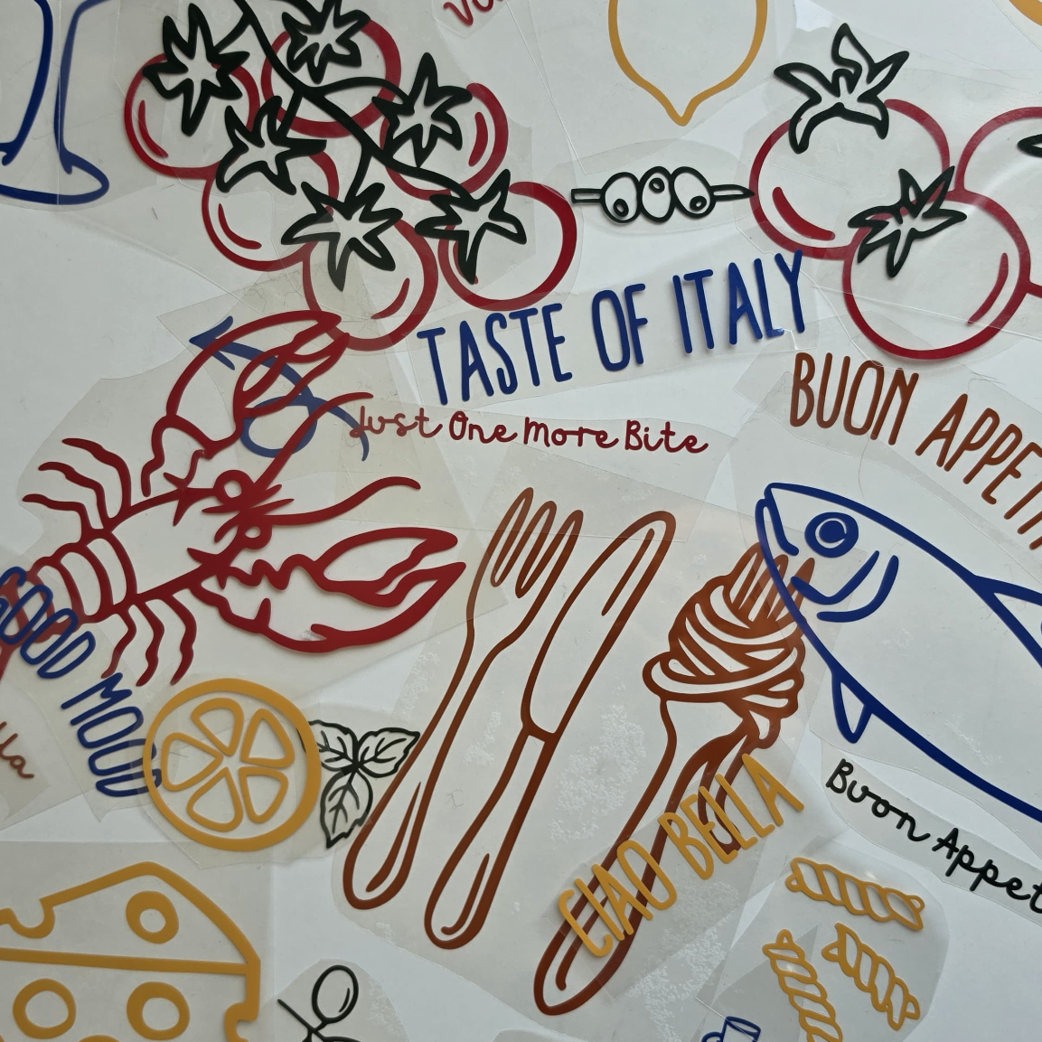 Plotterdatei „Taste of Italy“ mit italienischen Symbolen wie Pasta, Wein, Zitrone, Tomaten, Fisch, Garnelen und Dolce Vita Sprüchen, SVG DXF PNG