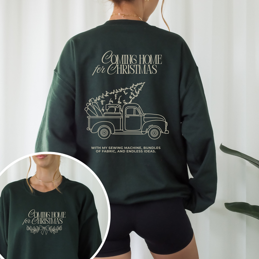 Weihnachtliche Plotterdatei Coming Home for Christmas – Truck mit Nähmaschine und Stoffrollen im Line Art Stil. Perfekt für weihnachtliche Sweater, Hoodies & DIY-Projekte für Nähliebhaber.“
