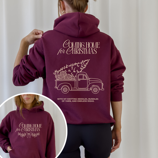 Weihnachtliche Plotterdatei Coming Home for Christmas – Truck mit Wollknäueln und Stricknadeln im Line Art Stil. Perfekt für Christmas Sweater & DIY-Projekte für Strickfans.“