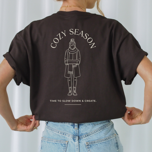 Plotterdatei Cozy Season – Line Art Illustration einer Frau mit Plotter. Minimalistisches DIY Statement Design für Shirts, Hoodies & kreative Geschenkideen.