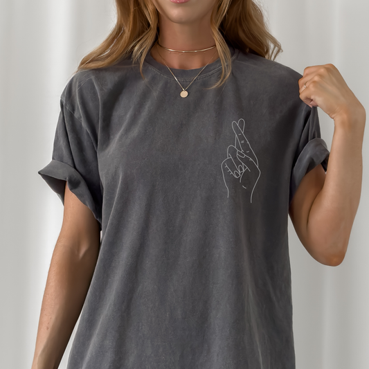 Fingers Crossed Plotterdatei SVG mit gekreuzten Fingern als minimalistisches Line Art Glückssymbol auf einem T-Shirt