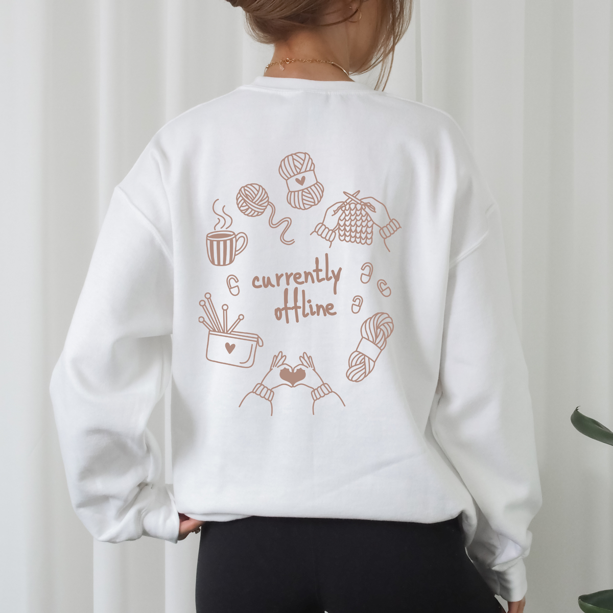 Plotterdatei Currently Offline zum Thema Stricken mit Wollknäueln, Stricknadeln, Strickstück, Tasse und Händen als moderne Line Art