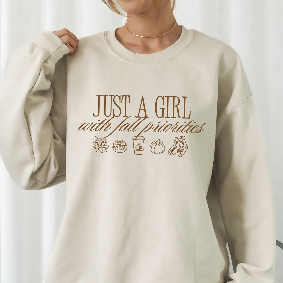 Plotterdatei Just a Girl with Fall Priorities mit Herbstsymbolen wie Kürbis, Pumpkin Spice Getränk, Zimtschnecke, Blatt und cozy Socken