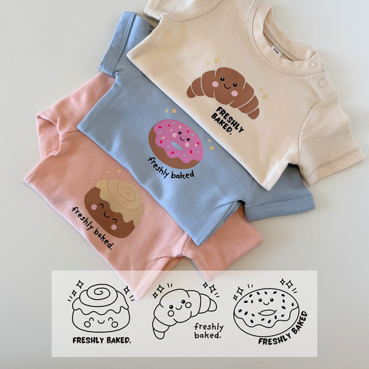 Plotterdatei „Freshly Baked“ mit Croissant, Donut und Zimtschnecke im Kawaii Stil, Baby Design zur Geburt, SVG DXF PNG