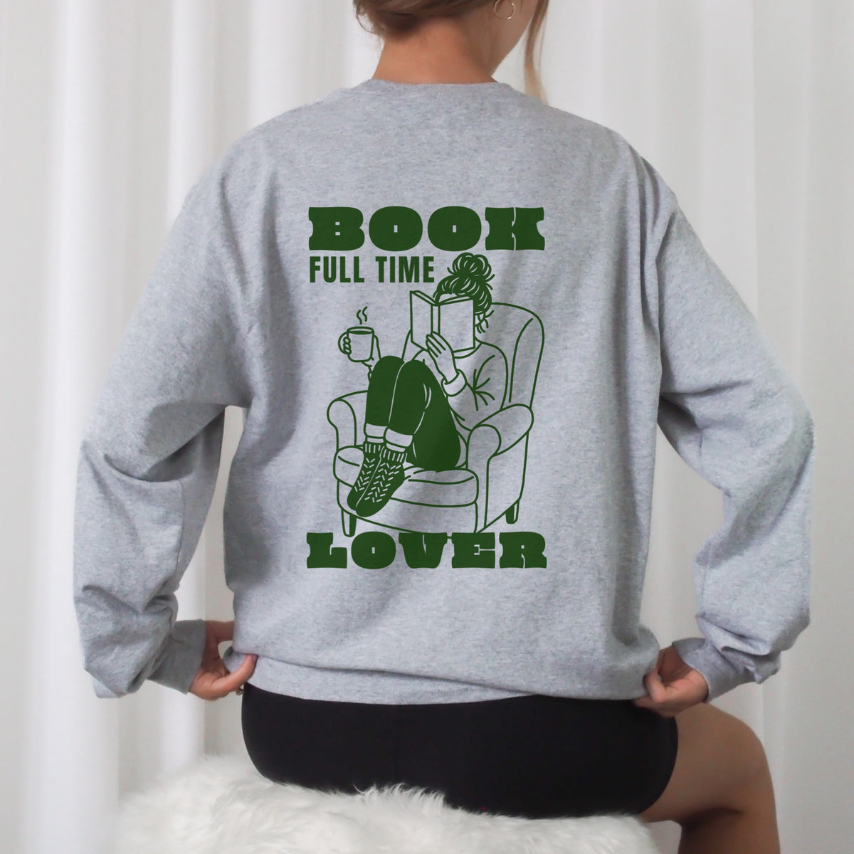 Plotterdatei Book Lover – Frau mit Buch und Tasse in Line Art Illustration, moderner Retro-Schriftzug für Sweater & DIY-Projekte.
