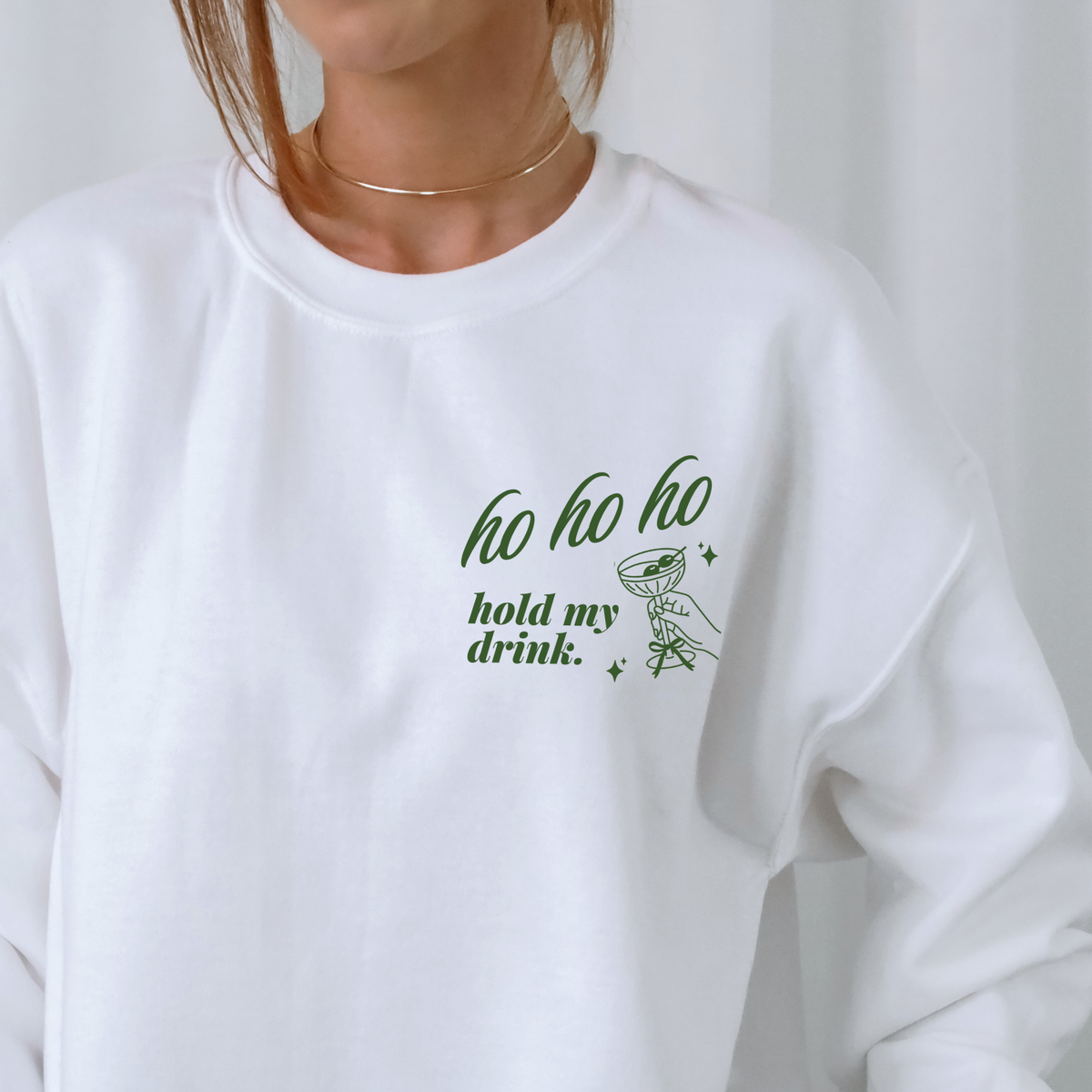 Ho Ho Ho Hold My Drink SVG Plotterdatei mit Martini-Glas als grüner Brustprint auf weißem Weihnachtssweater.