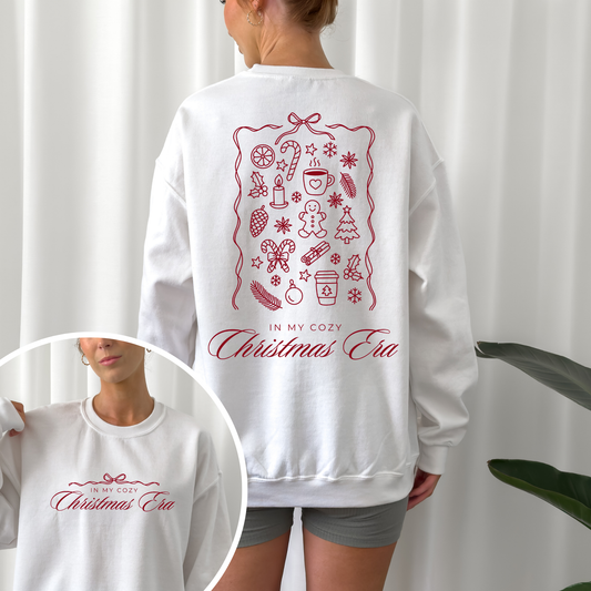 Weihnachtliche Plotterdatei im Line Art Stil mit vielen festlichen Symbolen wie Schneeflocken, Lebkuchen, Orangenschalen, Zimtstangen, Tannenzweigen und einer Tasse heißen Kaffees – kombiniert mit dem modernen Schriftzug ‚in my cozy christmas era‘. Minimalistisches, stilvolles Weihnachtsdesign für kreative DIY-Projekte.