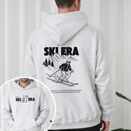 Minimalistischer Backprint mit Schriftzug „In my ski era“ – modernes Ski Plotterdesign für Winter-Shirts und Hoodies. Dezenter Frontprint „In my ski era“ – minimalistische Plotterdatei für Ski- und Winter-Styles
